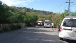 بالفيديو: استهداف سيارة على طريق بافليه بقضاء صور بمسيرة اسرائيلية