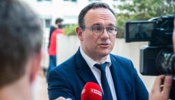 القضاء الفرنسي يوجه تهمة الاغتصاب إلى وزير سابق من حزب ماكرون