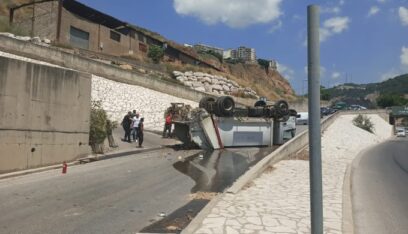انقلاب شاحنة على الطريق المحاذية لاوتوستراد المتن السريع…وسقوط جريح(صورة)