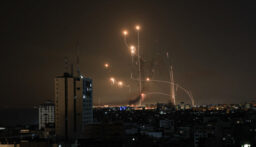 إصابة 3 أشخاص إثر سقوط صاروخ أطلق من غزة على عسقلان