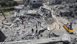 ارتفاع عدد المقابر الجماعية داخل باحات المستشفيات في غزة الى 7