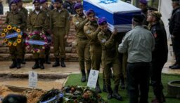 مكتب نتنياهو: إسرائيل​ تسلمت رفات جندي من الصليب الأحمر في غزة