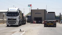 الهلال الأحمر المصري: شاحنات مساعدات بدأت دخول غزة عبر معبر كرم أبو سالم