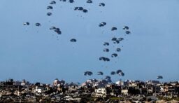الجيش المصري يعلن إسقاط عشرات الأطنان من المساعدات الإنسانية على غزة بالتعاون مع الإمارات والأردن