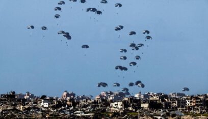 غزة: استشهاد 21 شخصاً بسبب عمليات الإنزال الجوي الخاطئة للمساعدات
