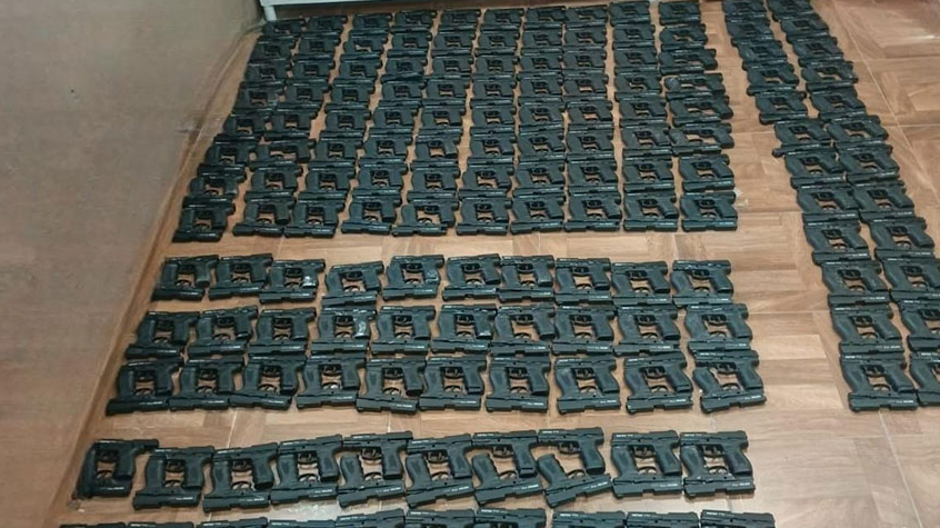 الجيش: ضبط شاحنة تحمل 400 مسدس حربي مهرب في مرفأ طرابلس