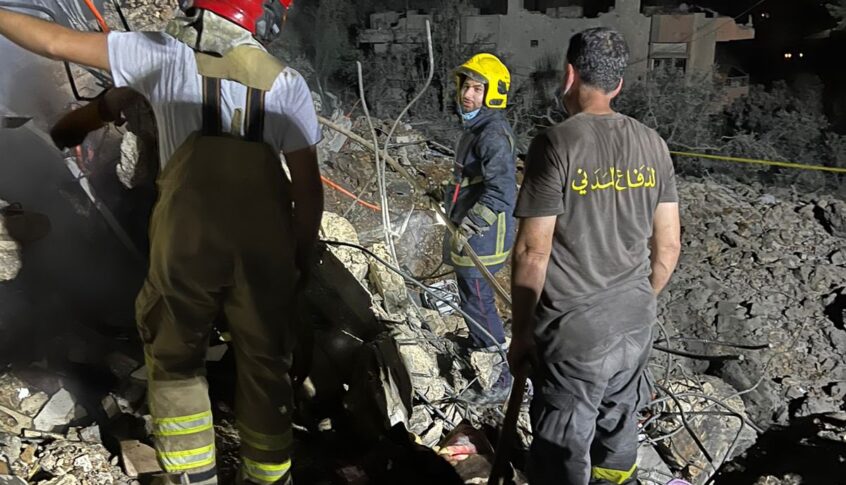 إنقاذ جريحة وإهماد حريق وفتح طريق اثر غارة معادية استهدفت مبنى في النبطية