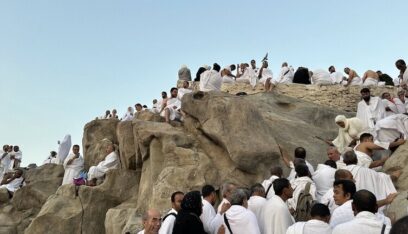 الحجاج يقفون على جبل عرفة ويدعون لأهل غزة