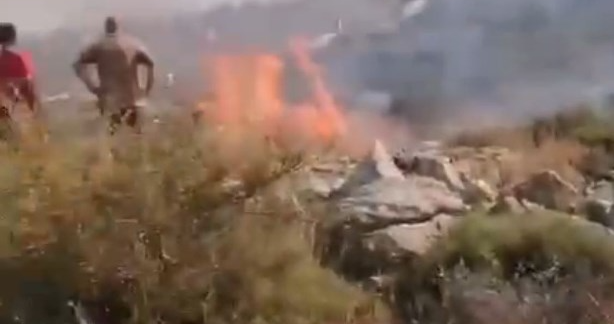 اندلاع حريق جراء القصف الفوسفوري المعادي على تلة العزية بين كفركلا وديرميماس