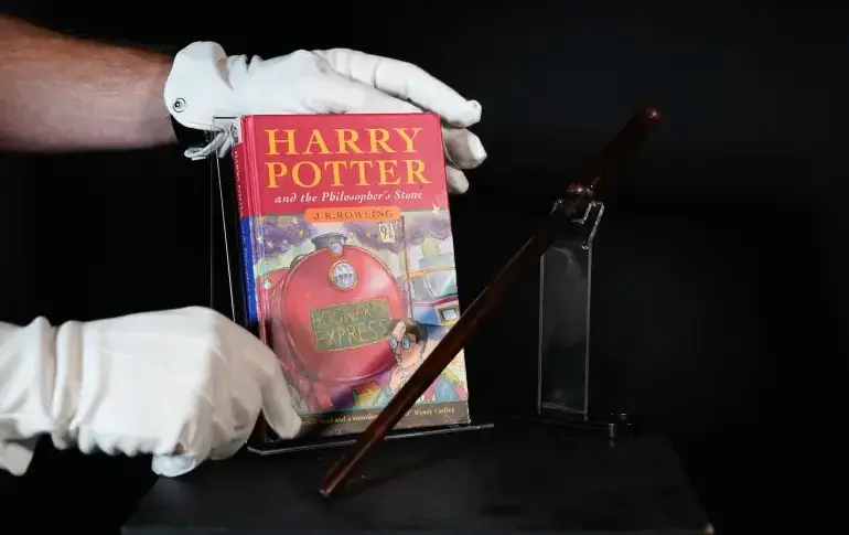 بمبلغ خياليّ.. بيع الرسم المائي لغلاف الكتاب الأول من سلسلة “هاري بوتر”