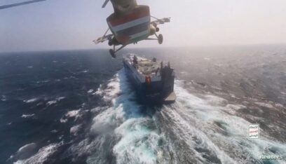 الجيش الأميركي يقرّ بإصابة سفينة في البحر الأحمر.. ويشنّ قصفاً جوياً على اليمن