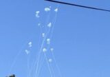 هآرتس عن جيش العدو: إطلاق 20 إلى 30 صاروخا في الدفعة الأخيرة من لبنان باتجاه عكا والكريوت والجليل