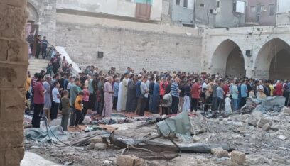 بالصور: فلسطينيون يؤدون صلاة عيد الأضحى بين الركام في غزة