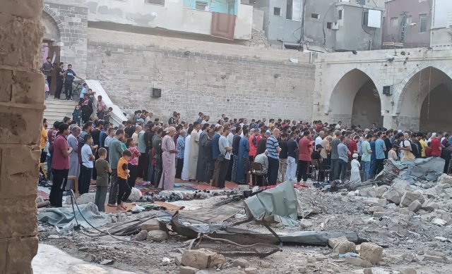 بالصور: فلسطينيون يؤدون صلاة عيد الأضحى بين الركام في غزة