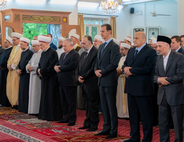 بالصور: الأسد يؤدي صلاة عيد الأضحى في جامع الروضة بدمشق
