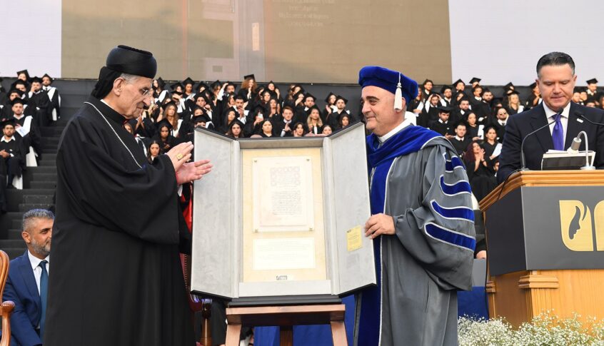 حفل التخرج الرابع والثلاثون لطلاب جامعة سيدة اللويزة: “لا تتنكروا للوطن ولتاريخِهِ لكي يبقى لكم وطن وليكون لكم مستقبل