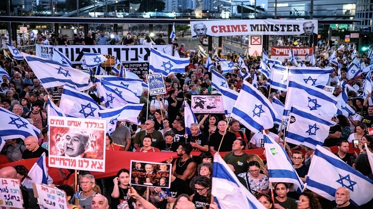 “يديعوت أحرونوت”: تظاهر المئات من المتظاهرين قرب مقر إقامة رئيس الوزراء في القدس مطالبين بإجراء انتخابات وعودة المحتجزين في غزة