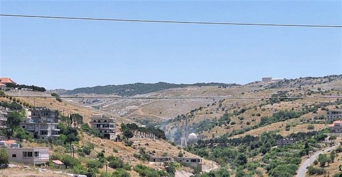بالفيديو: العدو يستهدف سيارة بين بلدتي لبايا ويحمر في البقاع الغربي