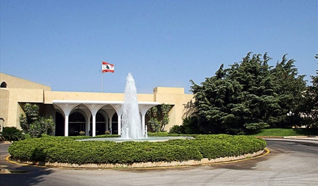 بالفيديو توزيع “بقلاوة” في القصر الجمهوري بعد الإعلان عن الحكومة الجديدة