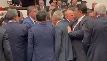 بالفيديو: مشاجرة في البرلمان التركي بين نواب حزبين