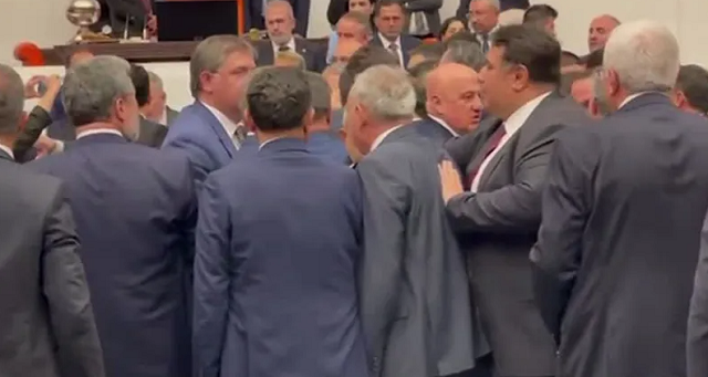 بالفيديو: مشاجرة في البرلمان التركي بين نواب حزبين