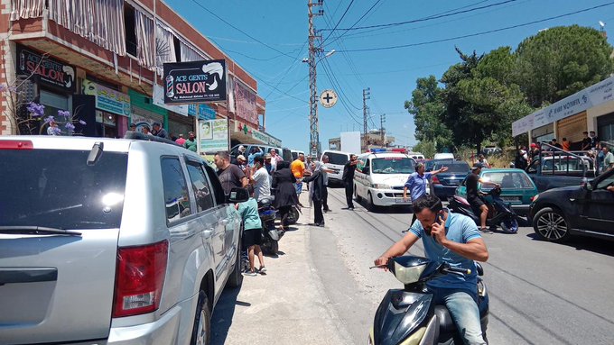مسيرة استهدفت سيارة في بلدة حاروف بـ 3 صواريخ وسقوط إصابات
