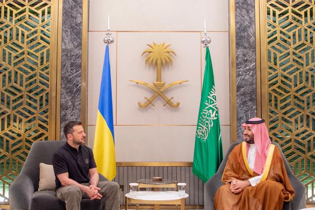 ولي العهد السعودي يستقبل الرئيس الأوكراني في جدة