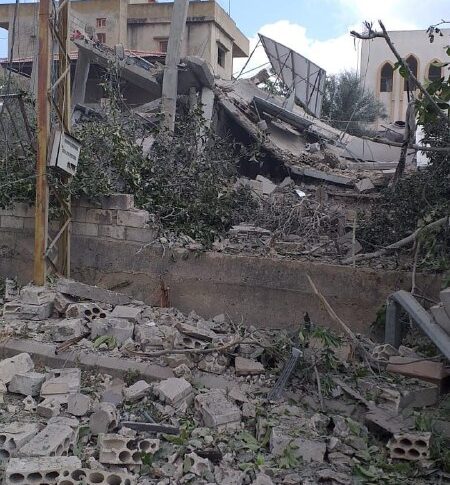قوات الاحتلال الاسرائيلي أقدمت على تدمير مسجد بلدة طيرحرفا
