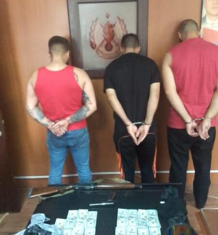 فبرك عملية تعرّضه للسلب بقوة السلاح وسرق أكثر من 200 الف دولار.. “المعلومات” كشفت تواطؤه مع شريكَيه في العملية وأوقفتهم