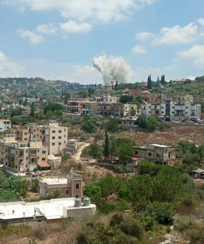 الطيران الحربي المعادي يشنّ غارة جوية استهدفت محيط المدخل الجنوبي في بلدة جبشيت