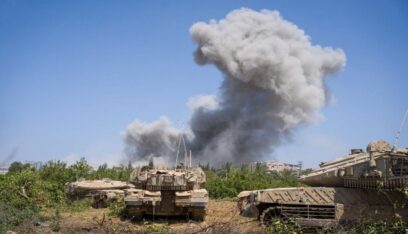 العدو الإسرائيلي قصف منطقة مواصي خان يونس بقنابل أميركية ثقيلة