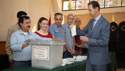 الأسد يدلي بصوته في انتخابات مجلس الشعب بالعاصمة دمشق