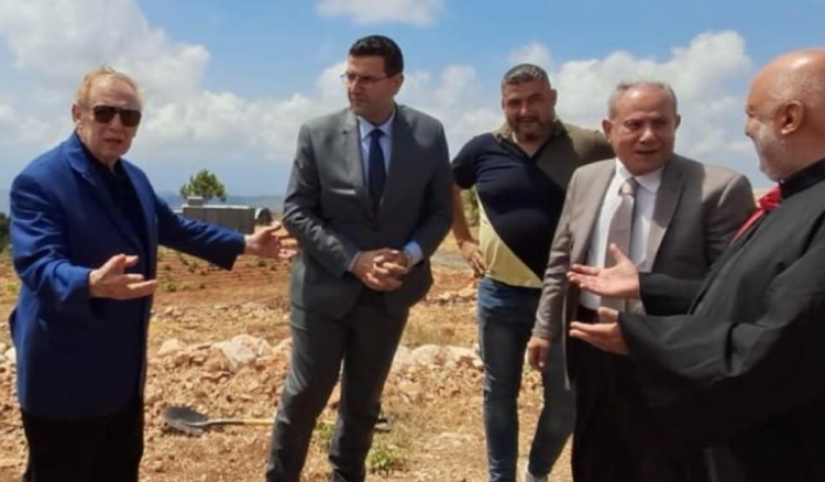 لزيادة المساحات الخضراء…وزير الزراعة أطلق والبستاني مشروعا زراعيا – بيئيا على “تلة الصليب” في دير القمر