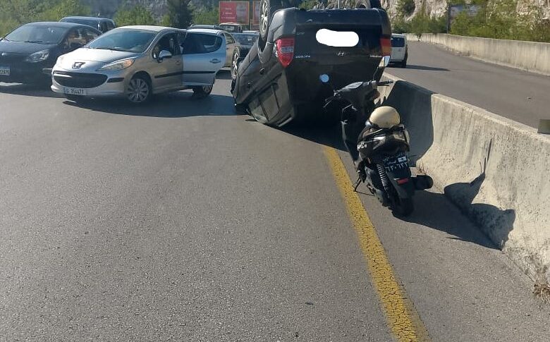 انقلاب سيارة على اوتوستراد المتن السريع وحركة المرور كثيفة