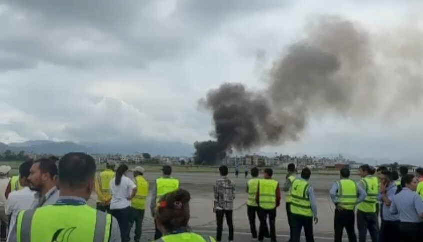 بالفيديو: مقتل 18 راكبا ونجاة الطيار في تحطم طائرة خلال إقلاعها من نيبال