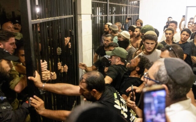 “هآرتس”: “إسرائيل” تشهد انحلالاً مؤسساتياً وتفككاً متقدماً في عهد نتنياهو