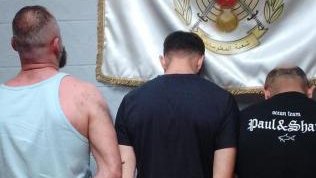انتحلوا صفة أمنية ودخلوا منزل صراف وسلبوه