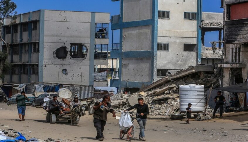 العدو الإسرائيلي يقصف قسم الطوارئ في مستشفى ناصر الطبي في خانيونس جنوب قطاع غزة