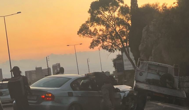 تعطل شاحنة على الطريق المحاذية لجسر خلدة باتجاه بشامون – عرمون