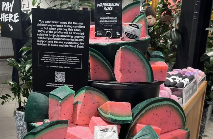 شركة “LUSH”.. صابون برائحة البطيخ من أجل فلسطين!