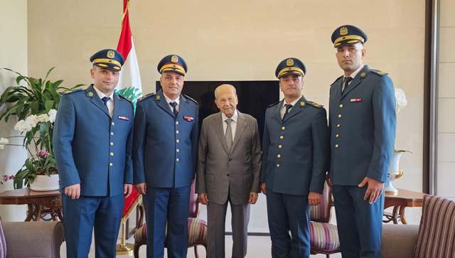 وفد من قيادة الجيش يسلّم ميشال عون بطاقة معايدة من جوزاف عون لمناسبة عيد الجيش