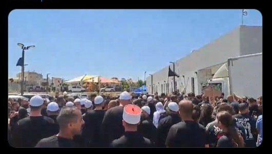 بالفيديو – أهالي الجولان يطردون رئيس وزراء الاحتلال بنيامين نتيناهو عند محاولته زيارة قرية مجدل شمس