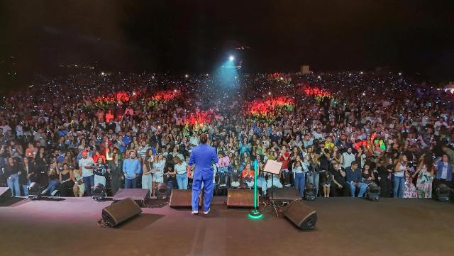 بالفيديو والصور: جمهور “إهدنيات” يستقبل ناصيف زيتون بالزغاريد… والأخير يرحّب بزوجته دانييلا رحمة