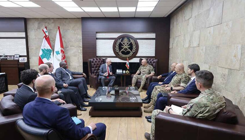 قائد الجيش بحث مع وزيري الدفاع والخارجية البريطانيين التطورات عند الحدود الجنوبية