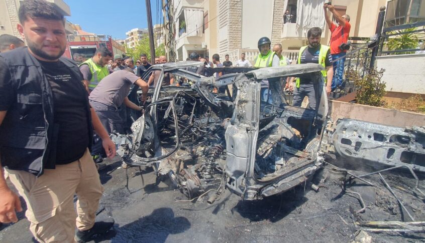 نجاة شخص باستهداف مسيرة معادية لسيارة على أوتوستراد الشماع في صيدا