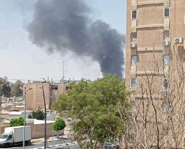 وسائل إعلام إسرائيلية: تصاعد لأعمدة الدخان بعد سقوط صواريخ في منطقة “يفنه” قرب أسدود
