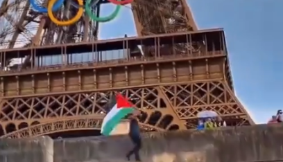بالفيديو: شاب يرفع علم فلسطين في ساحة برج إيفل