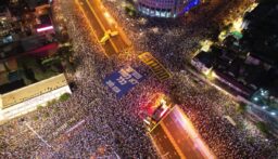 إعلام العدو: آلاف يتظاهرون في تل أبيب ومواقع أخرى للمطالبة بإعادة الرهائن ووقف الحرب