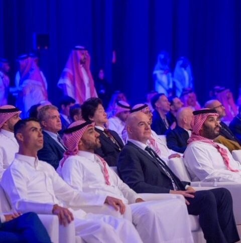بالصور: رونالدو يخطف الأنظار بظهوره بالزي السعودي
