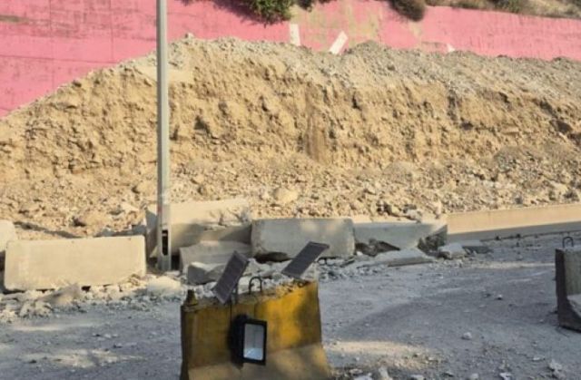 زحمة سير خانقة على أوتوستراد شكا البترون بسبب انهيار حائط استنادي